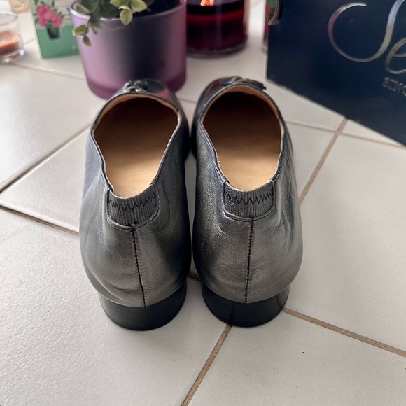 Selby Leather Tasseled Loafers in a Bronze Metallic Sz. 9.5 Narrow (3A) - Picture 8 of 15